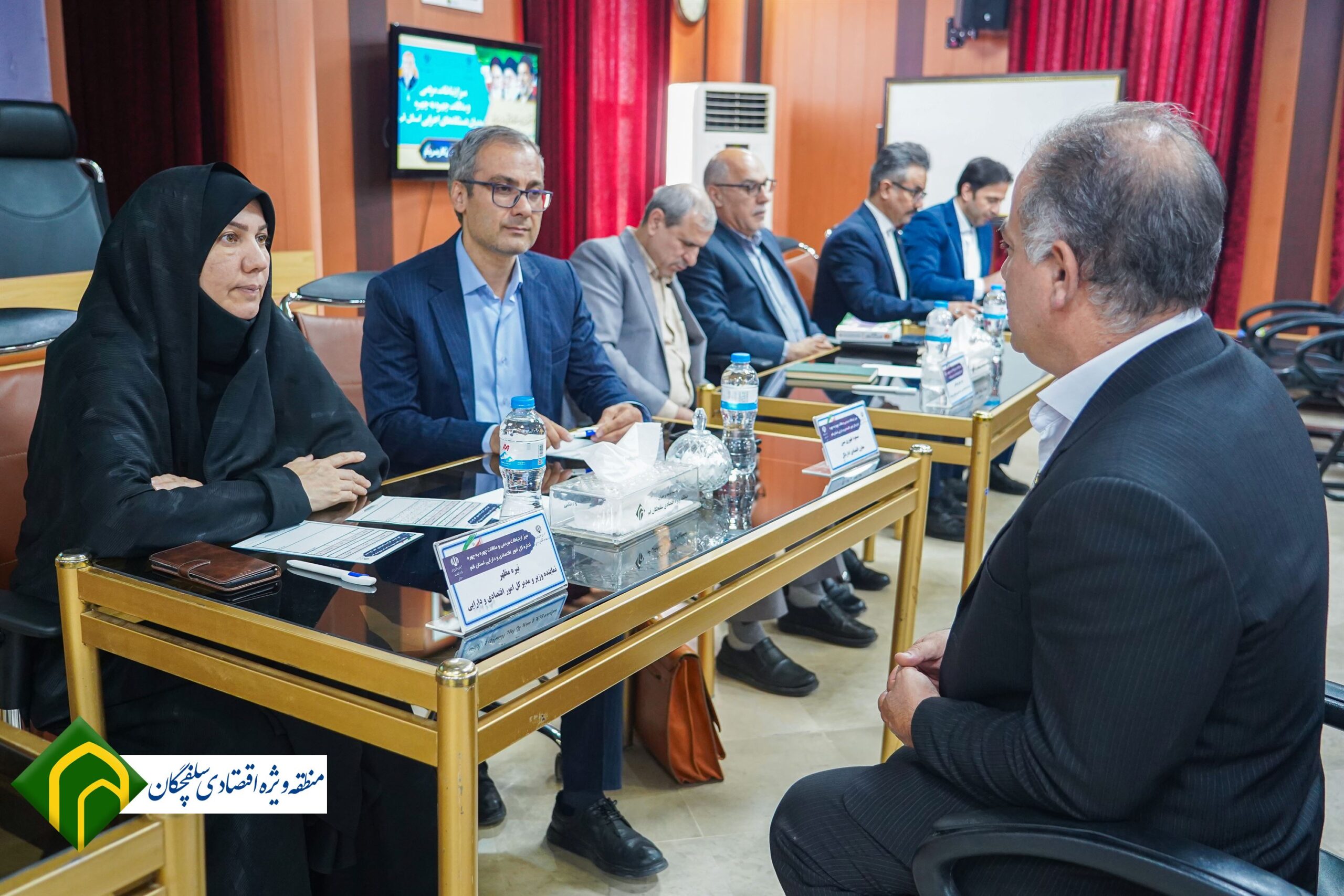 برگزاری میز خدمت مدیران کل دستگاه‌های تابعه وزارت امور اقتصادی و دارایی در منطقه ویژه اقتصادی سلفچگان